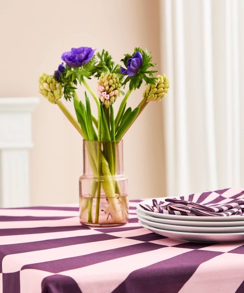 livsstilsbillede af blomster på cirkusdug fotograferet for langkilde flagfabrik