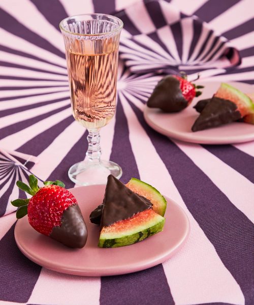 livsstilsbillede af cirkusdug med chokoladebetrukket frugt fotograferet for langkilde flagfabrik